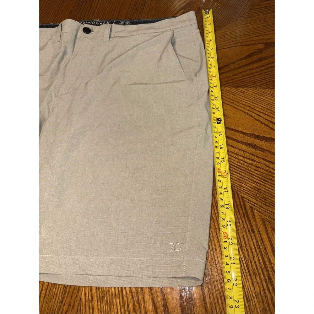 7 Diamonds Momentum Performance Shorts Men's Size 38 Beige Chino Golf